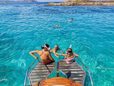 Isola Piana, famiglia fa il bagno dalla barca