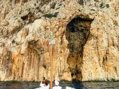 Coppia in tour privato baia a Tavolara